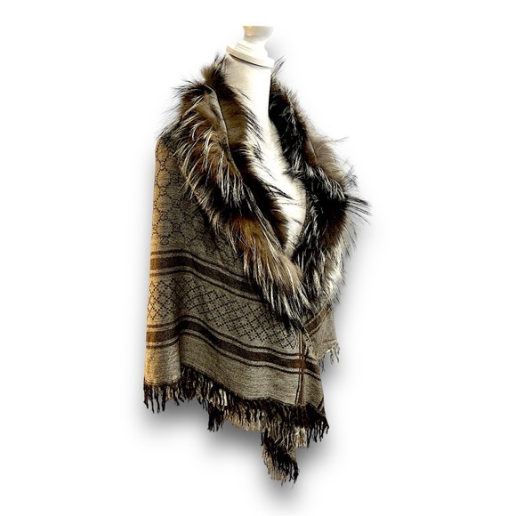 GUCCI Silver Fox Fur, Lana Wool, & Silk Wrap with Gucci Logo throughout SZ OS - Picture 7 of 16